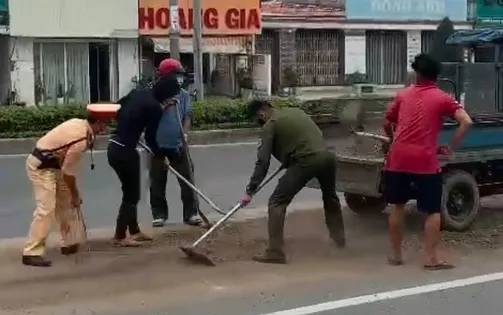 Bà Rịa - Vũng Tàu: CSGT buộc tài xế xe benz phải thu gom cát, đá làm rơi xuống đường