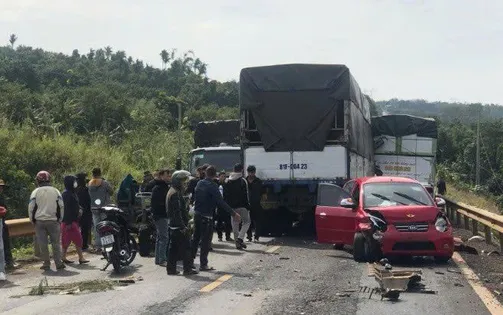 Đắk Lắk: Tai nạn liên hoàn tại đường tránh, 4 ô tô hư hỏng nặng