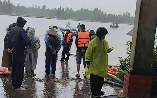 Chìm phà trên sông Trường Giang, 14 người may mắn thoát nạn