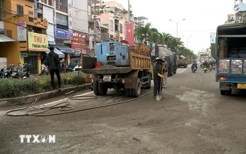 Khẩn trương xử lý hư hỏng mặt đường để đảm bảo an toàn giao thông