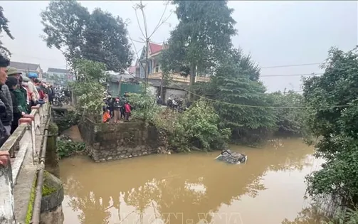 Ô tô rơi xuống kênh, hai vợ chồng tử vong