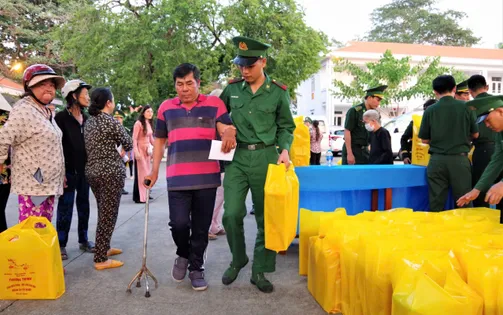 “Xuân Biên phòng ấm lòng dân bản” nơi xã đảo Long Sơn