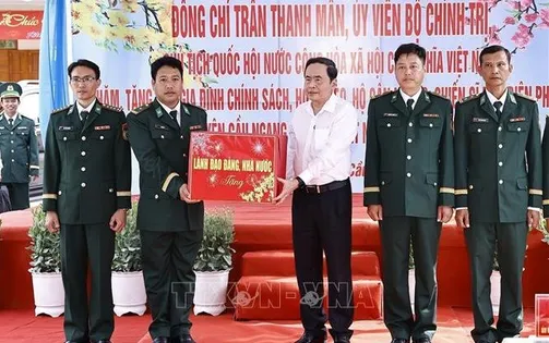 Chủ tịch Quốc hội thăm, tặng quà Tết hộ chính sách, chiến sĩ biên phòng Mỹ Long