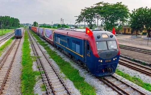 Hàng hóa qua tàu liên vận Trung - Việt tăng mạnh