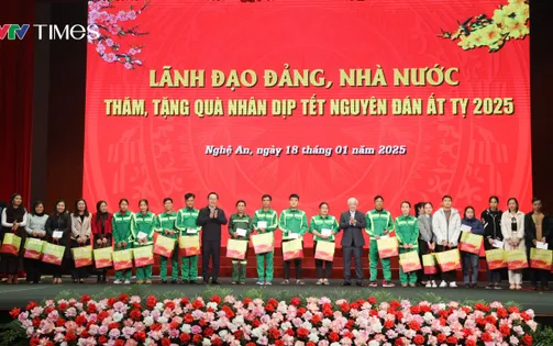 Chủ tịch Ủy ban Trung ương MTTQ Việt Nam Đỗ Văn Chiến tặng quà cho người nghèo, công nhân lao động tại Nghệ An