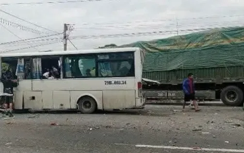 Tai nạn liên hoàn giữa 3 ô tô làm một người chết, nhiều người bị thương