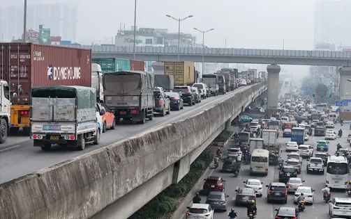 Cửa ngõ Hà Nội ùn tắc nhẹ trong ngày làm việc cuối cùng trước kỳ nghỉ Tết