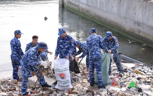 Kiên Giang: Cảnh sát biển thu gom gần 1 tấn rác để làm sạch biển