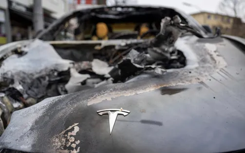 Hàng loạt xe Tesla bị phóng hỏa tại Đức