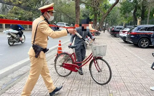 Uống 3 cốc bia rồi đi xe đạp, cụ ông ở Hà Nội bị xử phạt