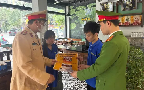 CSGT Hà Nội tới từng quán ăn tuyên truyền "không lái xe khi đã uống rượu bia"
