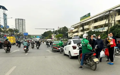 Nhiều ô tô dừng, đỗ sai quy định trước cổng bệnh viện Bạch Mai