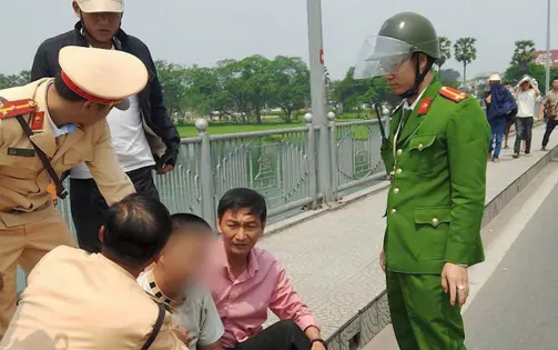 CSGT kịp thời cứu nam thanh niên có ý định nhảy cầu Phú Xuân