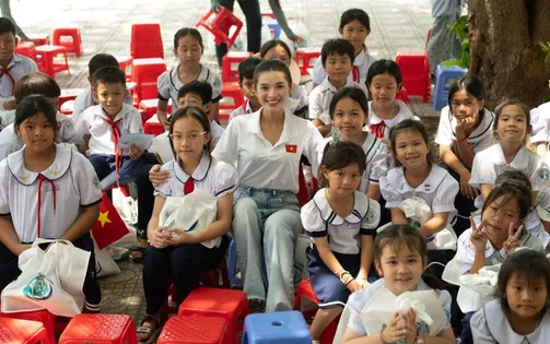 Người đẹp Diễm Nhi phối hợp tặng quà học sinh và người dân tại Tổ dân phố Bích Đầm, Nha Trang