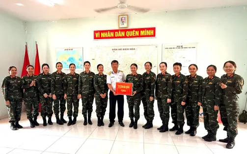 Bộ Tư lệnh Hải quân động viên các nữ quân nhân luyện tập diễu binh
