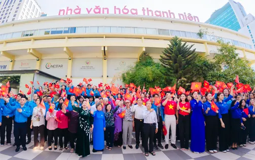 Xúc động và tự hào Lễ chào cờ Tôi yêu Tổ quốc tôi kỷ niệm 50 năm thống nhất đất nước