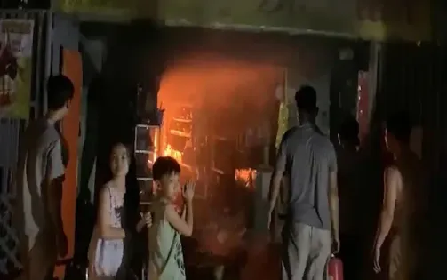 Cháy lớn thiêu rụi cửa hàng tạp hóa trong chợ ở Bình Phước