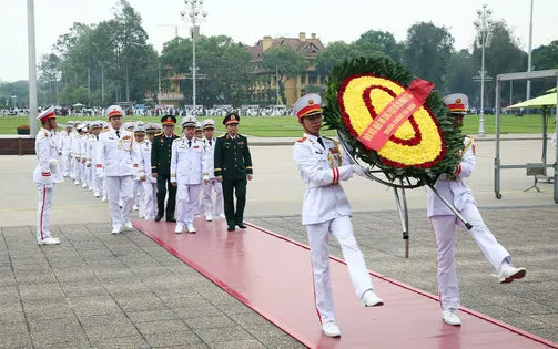 Hải quân nhân dân Việt Nam báo công dâng Bác nhân kỷ niệm 70 năm Ngày thành lập