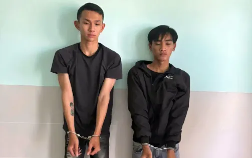 Hai thanh niên dùng mã tấu đe dọa cướp tiền và xe của 2 mẹ con