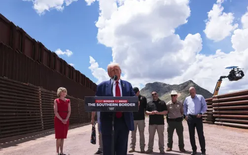 Đánh dấu 100 ngày nắm quyền, ông Trump ký sắc lệnh lập danh sách 'thành phố trú ẩn'