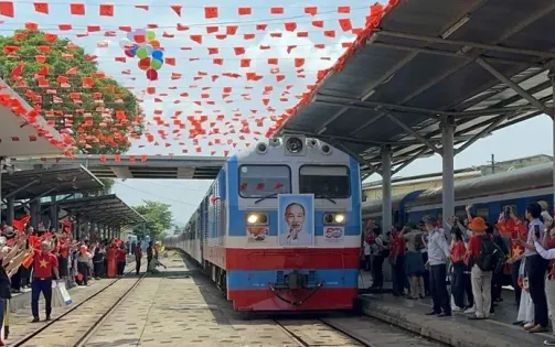 Đôi tàu Thống Nhất hội ngộ tại ga Đà Nẵng - Hành trình đánh thức ký ức