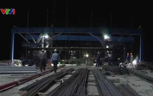 Công nhân trên công trường cao tốc thi công xuyên lễ