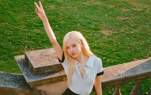 Rosé (BLACKPINK) bị chỉ trích thích bản sắc phương Tây