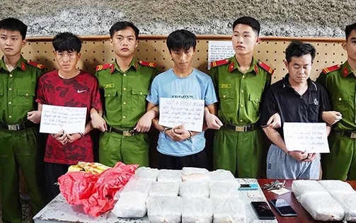 Bắt ba đối tượng vận chuyển trái phép 50 bánh hồng phiến