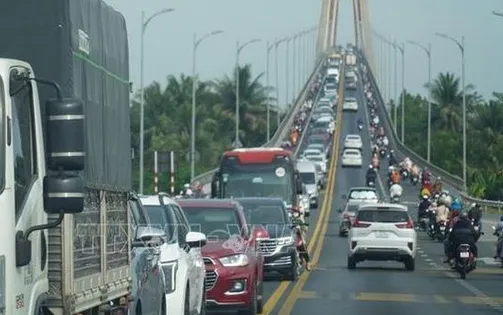 Ùn tắc kéo dài, cầu Rạch Miễu 3 lần xả trạm thu phí
