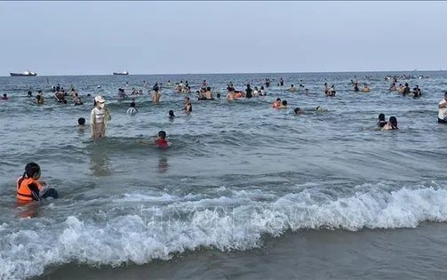 Du lịch biển hấp dẫn du khách dù mới đầu hè