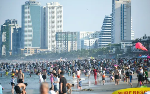 Bãi biển Đà Nẵng thu hút rất đông du khách