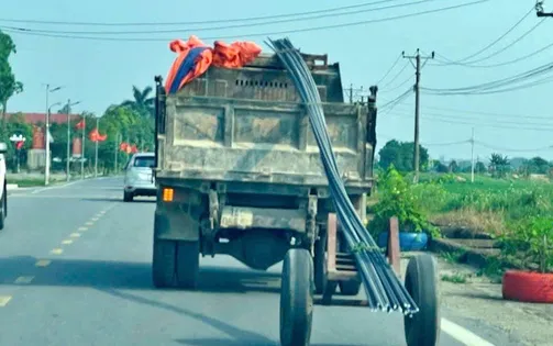 CSGT Hà Nội xử lý ô tô kéo xe tự chế chở sắt thép dài hàng chục mét trên đường Nội Bài