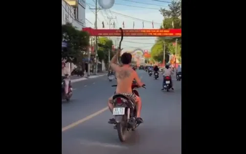 Công an khống chế người đàn ông đi xe máy cầm rựa "múa" trên phố