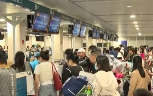 Sân bay Tân Sơn Nhất nhộn nhịp hành khách sau kỳ nghỉ lễ