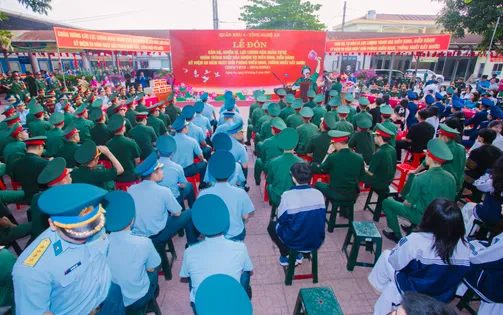 Quân khu 4, tỉnh Nghệ An đón các lực lượng hoàn thành nhiệm vụ diễu binh, diễu hành