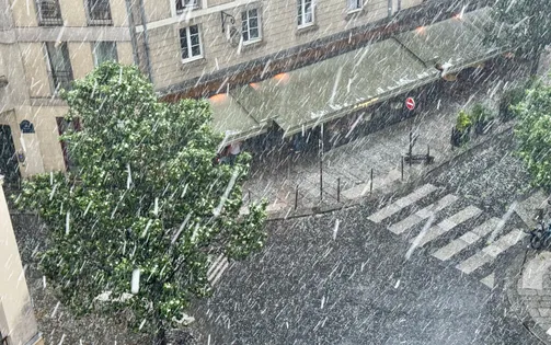 Paris hứng chịu bão lớn kèm mưa đá bất thường, Pháp ban bố cảnh báo khẩn cấp