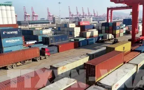 Doanh nghiệp chuyển hướng cất trữ hàng tại Canada để tránh thuế Mỹ