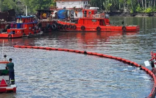Khắc phục sự cố vụ va chạm tàu hàng gây tràn dầu tại TP Hồ Chí Minh