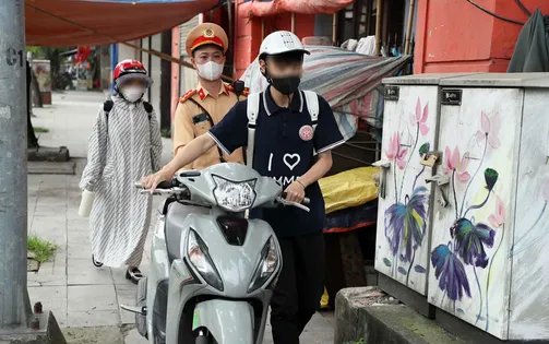 Mẹ mệt để con lái xe máy, cả hai bị lập biên bản