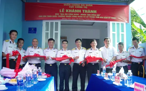 Hải quân bàn giao ‘Mái ấm công đoàn, nghĩa tình đồng đội’ cho gia đình có hoàn cảnh khó khăn