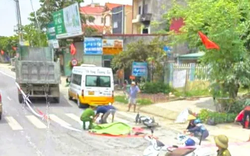Va chạm xe tải trên đường từ trường về nhà, 2 bà cháu tử vong