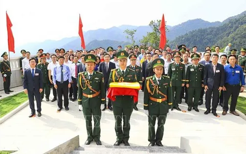 Lễ Thượng cờ và gắn biển công trình Cột cờ A Pa Chải​