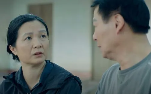 Những chặng đường bụi bặm - Tập 23: Bà Bình nằm ngủ nắm tay chồng nhưng gọi tên người đàn ông khác