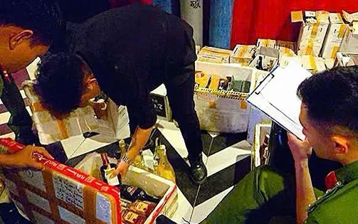 Lâm Đồng: Công an thu giữ hàng trăm chai rượu ngoại, khí bóng cười tại quán bar