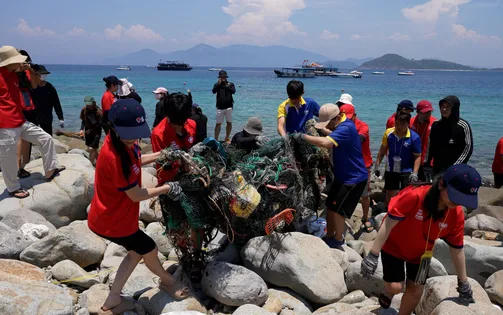 Nha Trang: Tuổi trẻ xung kích vì Vịnh biển xanh – Thả cá, nhặt rác, lan tỏa ý thức