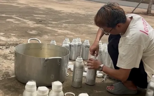 Phá đường dây chiết nước hoa ''Made in Dubai'' bằng xi lanh, trộn bằng máy đánh trứng