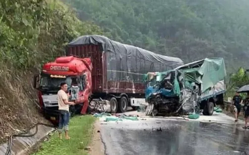 Tai nạn giữa hai xe tải, 3 người thương vong