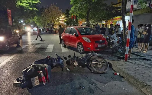 Công an làm việc với tài xế ô tô tông hàng loạt xe máy ở Hà Nội