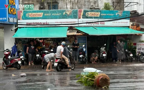 Xe chết máy la liệt, người dân vật lộn trong cơn mưa lớn ở TP Hồ Chí Minh