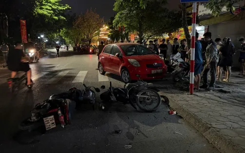 Ô tô tông liên hoàn 6 xe máy ở Hà Nội, tài xế nghi say xỉn
